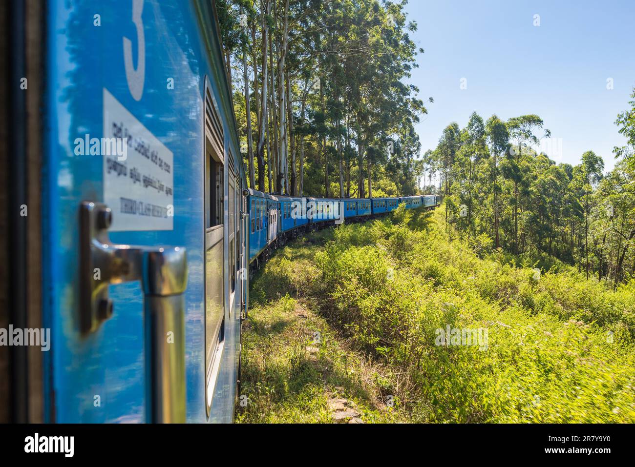 Le train de classe S12 sur le long trajet sur la ligne principale de Badulla à Kandy. La ligne principale est une ligne ferroviaire importante du réseau ferroviaire de Banque D'Images