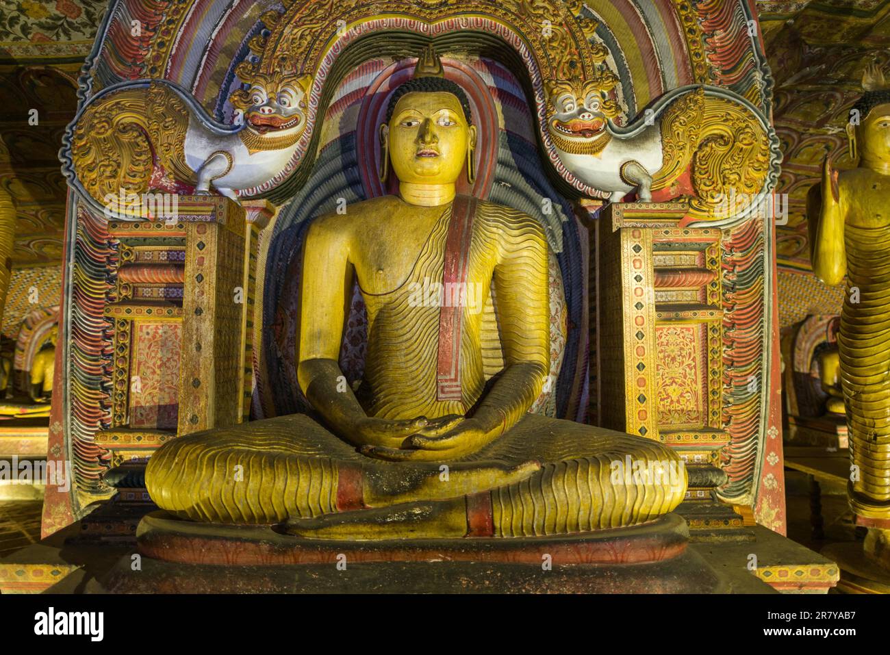 Le temple d'or de Dambulla est un site du patrimoine mondial et compte un total de 153 statues de Bouddha, trois statues de rois sri lankais et quatre Banque D'Images