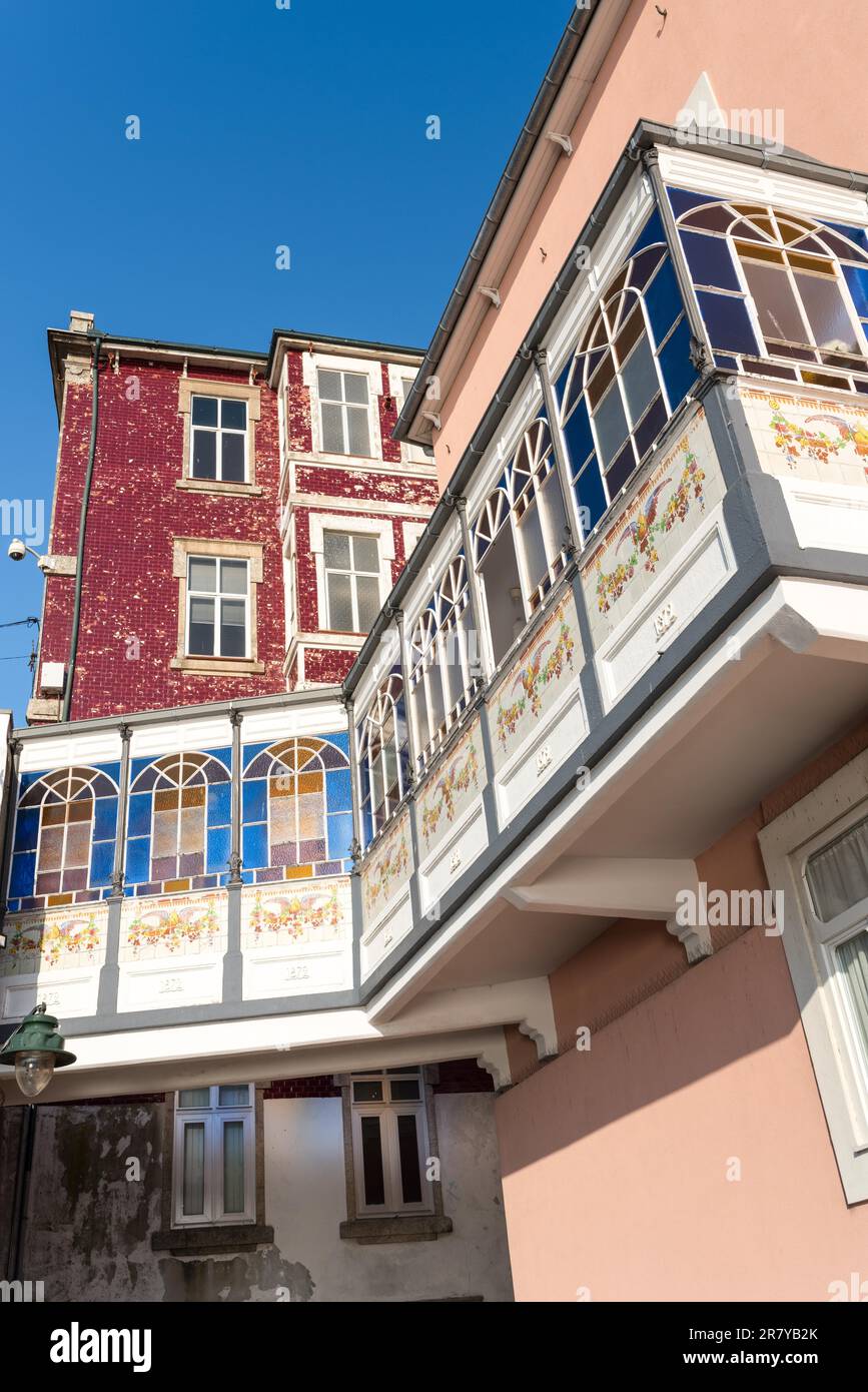 Balcon fermé qui s'étend d'un mur dans la vieille ville historique de Porto Banque D'Images