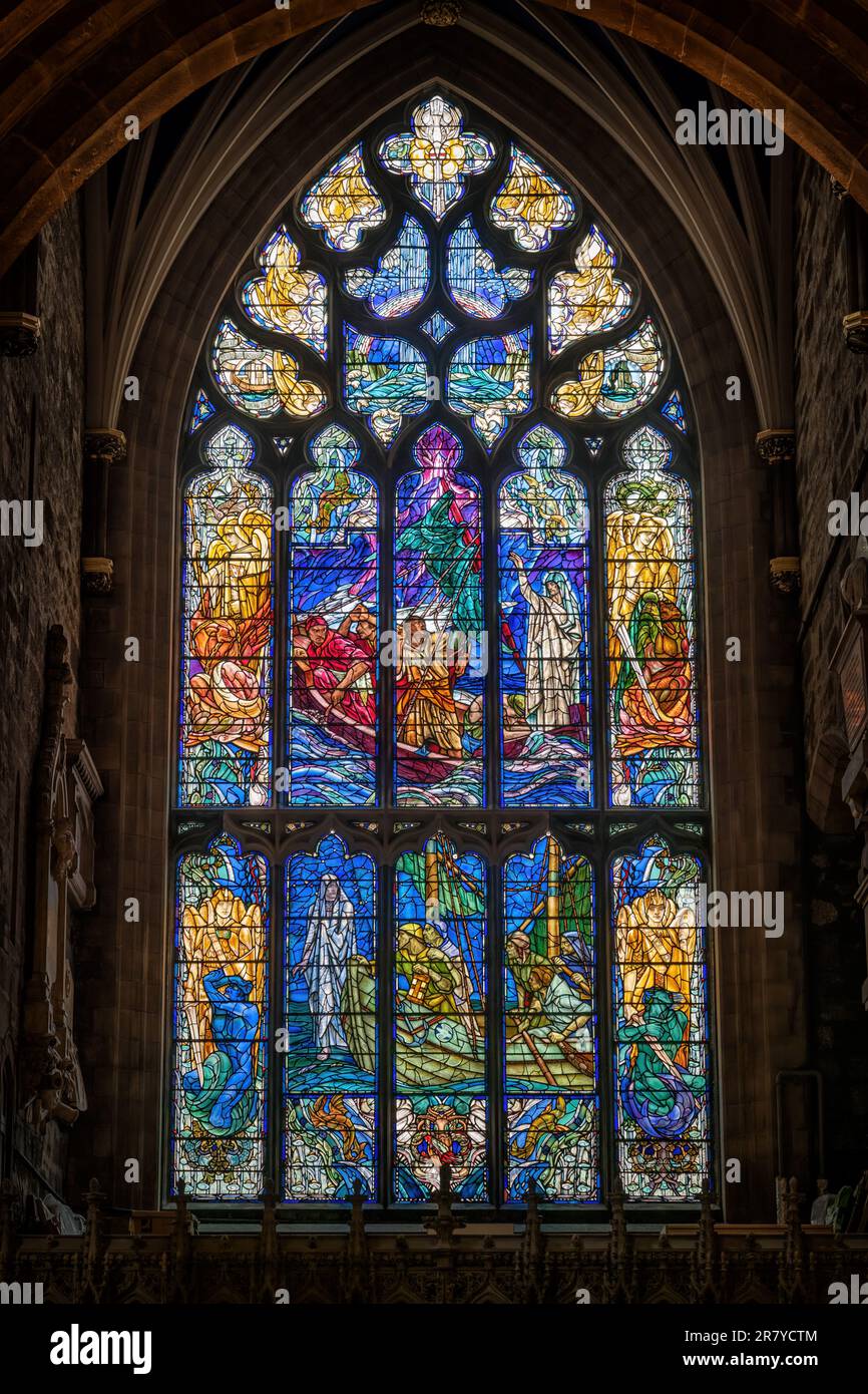 Jésus Christ alambiche la mer de Galilée et marche sur l'eau, vitrail dans le transept nord dans l'église paroissiale de la cathédrale St Giles à l'intérieur Banque D'Images