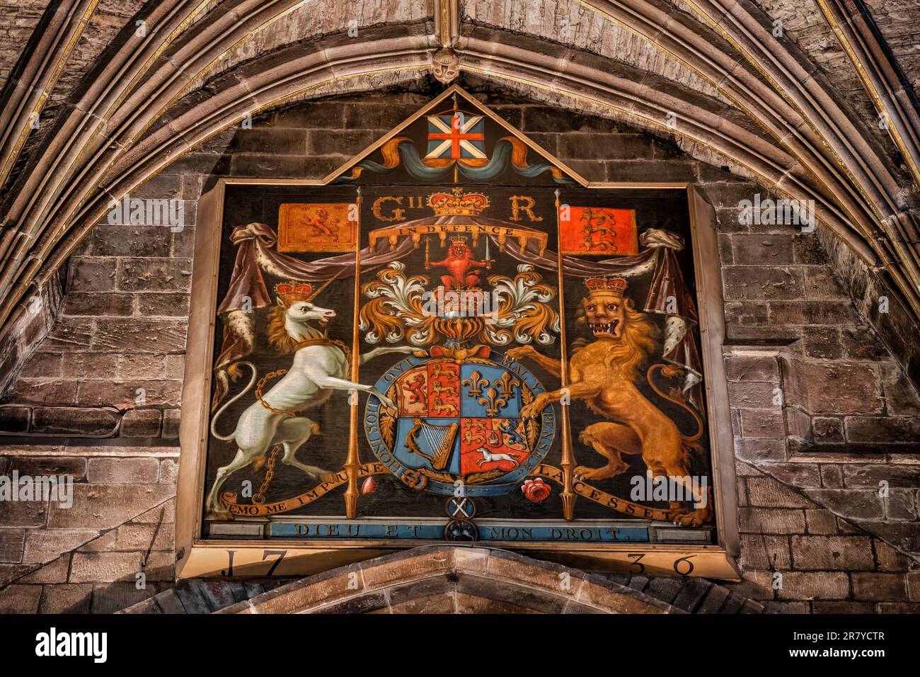 Armoiries de George II à St. Giles Cathedral à Édimbourg, Écosse, Royaume-Uni. Panneau en bois montrant les armoiries de George II, suspendu sur le mur de la tour au-dessus Banque D'Images