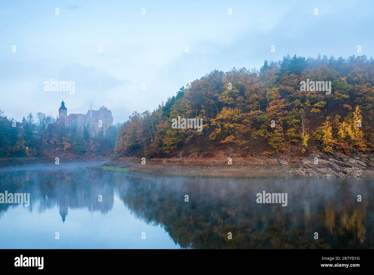 Vue panoramique sur château Czocha en automne, Pologne Banque D'Images