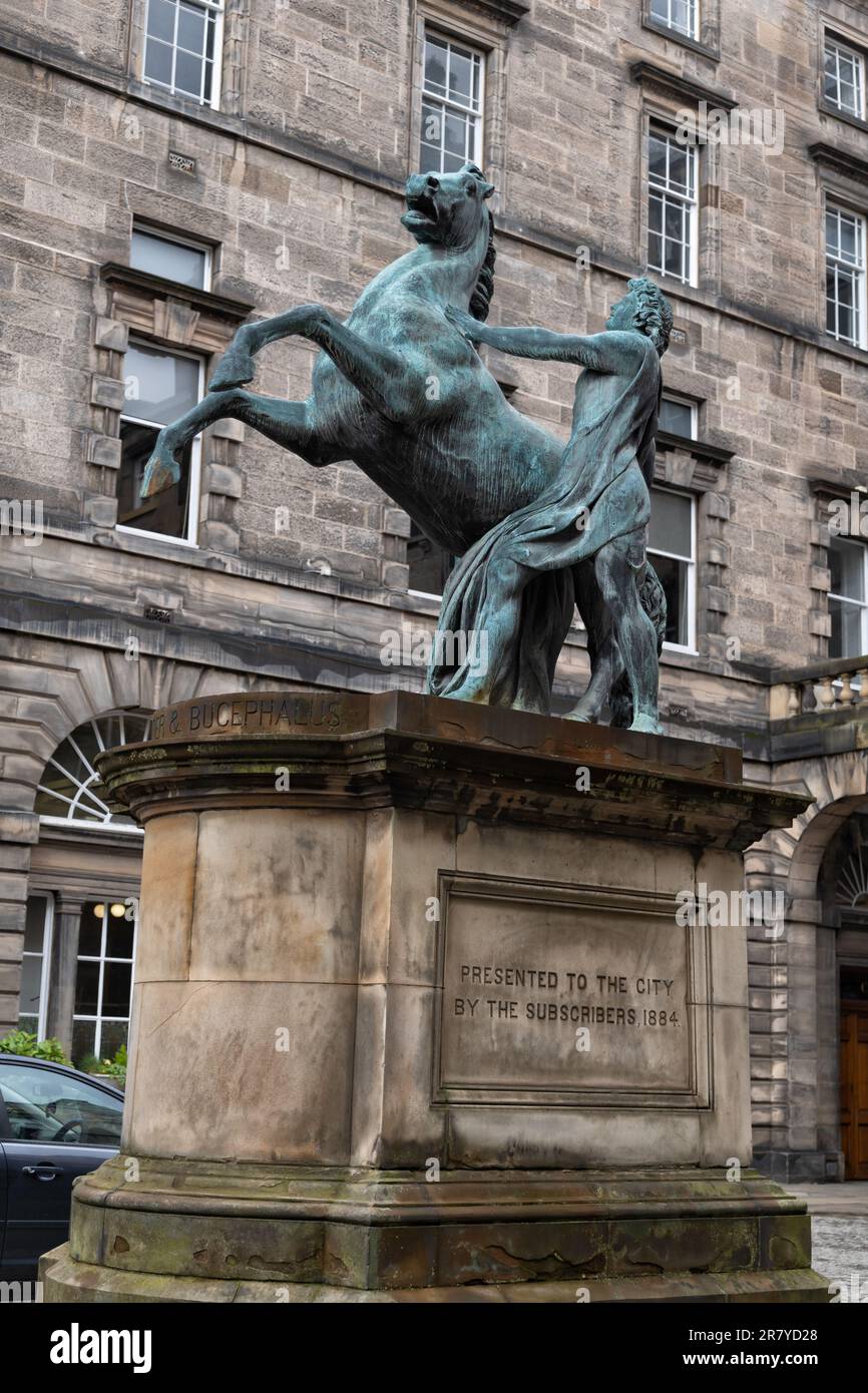 Statue d'Alexander et Bucephalus dans la cour des chambres de ville d'Édimbourg, en Écosse. Statue en bronze de 10 pieds de haut d'Alexandre le Grand et de son cheval B. Banque D'Images