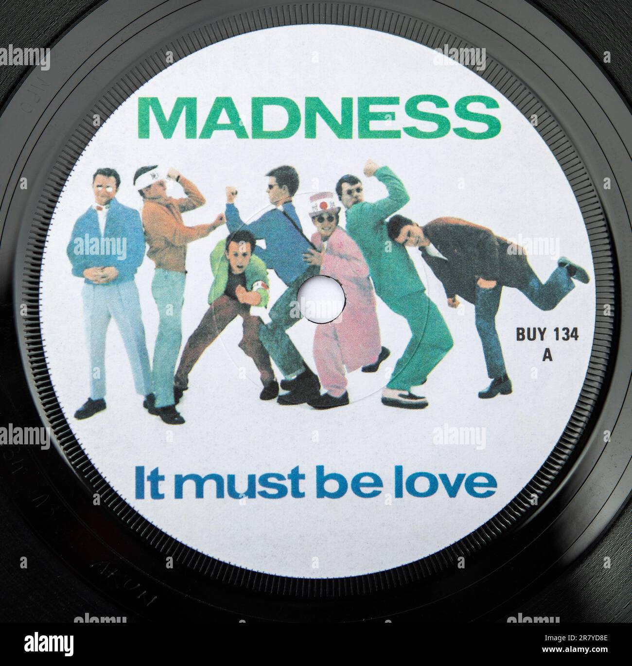 Le label central de la version simple de sept pouces doit être Love par Madness, qui a été publié en 1981 Banque D'Images