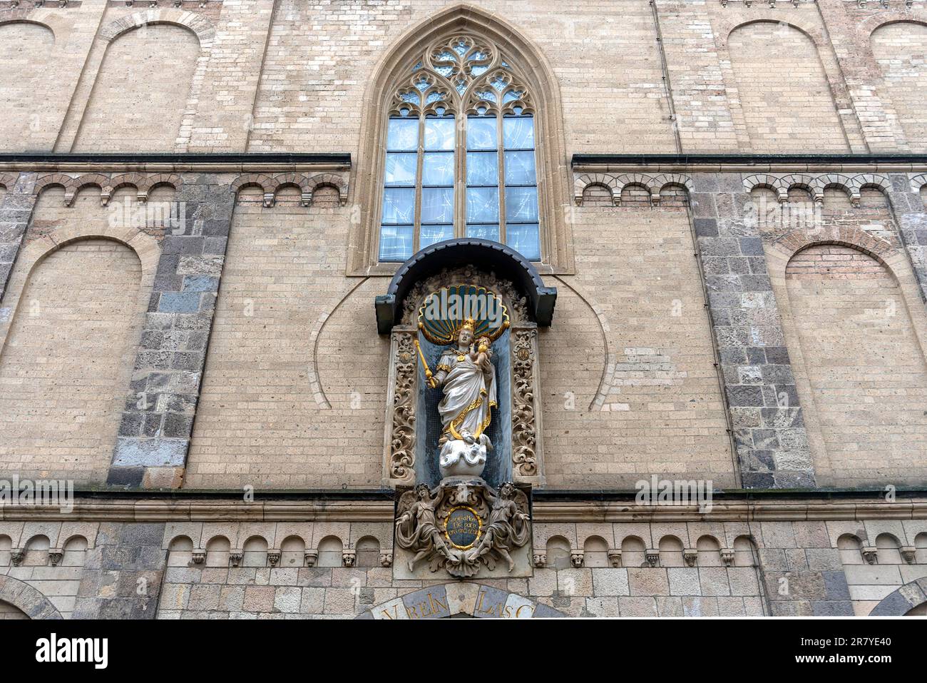Figure de niche de Marie sur la façade ouest de l'église notre-chère Dame, Coblence, Rhénanie-Palatinat, Allemagne Banque D'Images