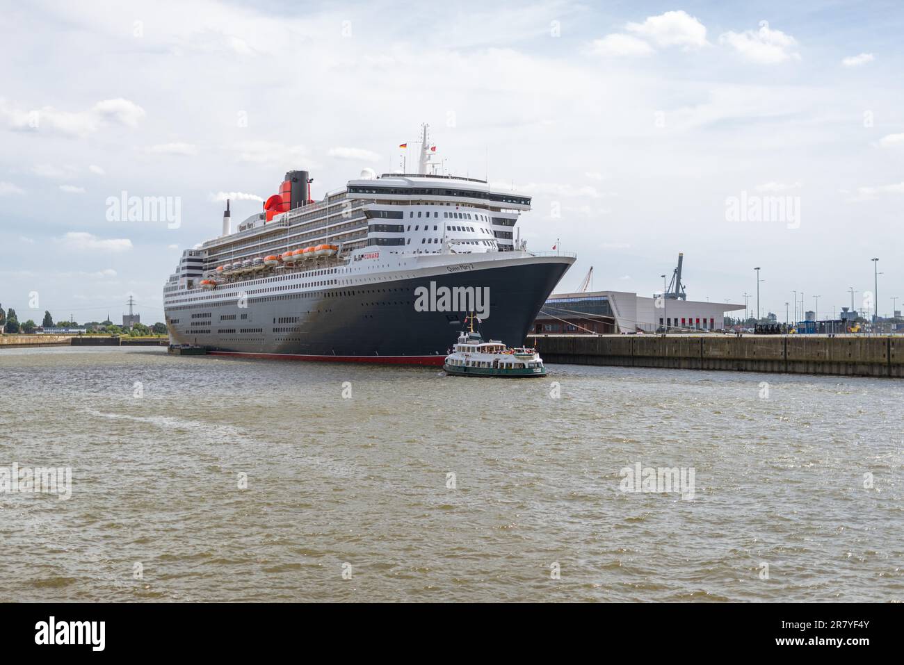 Le paquebot transatlantique et le bateau de croisière Queen Mary 2 au quai du Cruise Centre Steinwerder dans le port de Hambourg. L'immense paquebot de croisière Banque D'Images