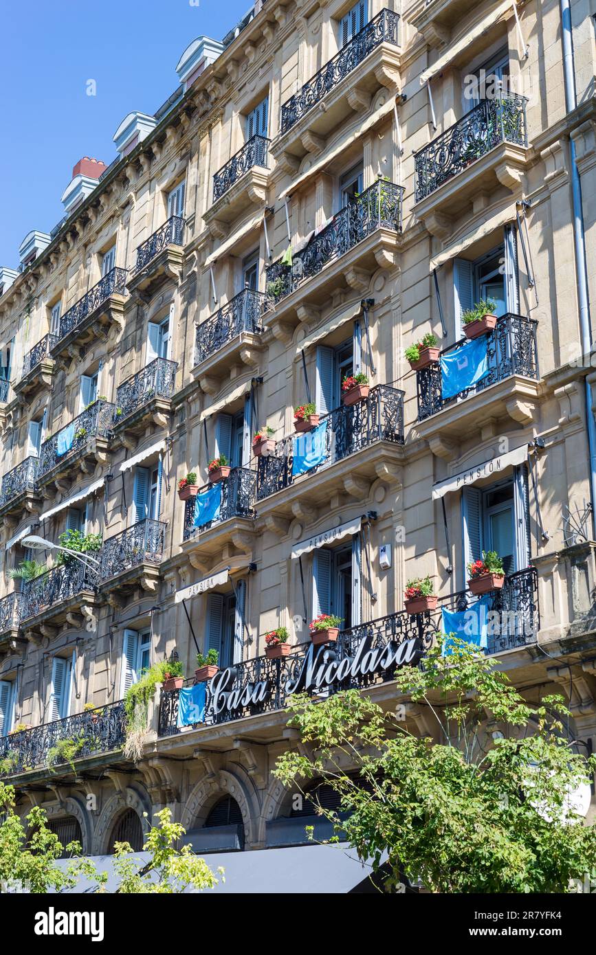 Maison d'appartement de style moderniste dans la partie ancienne de Donostia San Sebastian. La maison est un bâtiment néo-plateresque, une architecture espagnole spéciale Banque D'Images