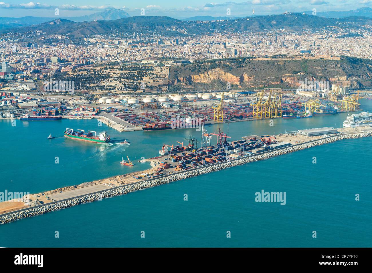 Le port de Zona Franca est situé au sud de la ville. C'est le port industriel de Barcelone. Cette zone industrielle, y compris l'aéroport Banque D'Images