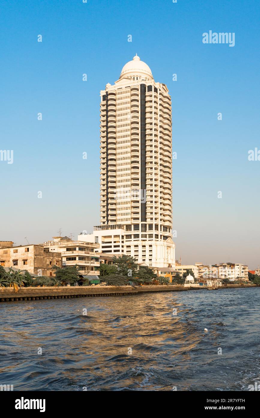 La tour Bangkok River Park est un complexe résidentiel avec des condos de luxe, 158m de haut avec 35 étages directement à la rivière Chao Phraya, situé dans Banque D'Images