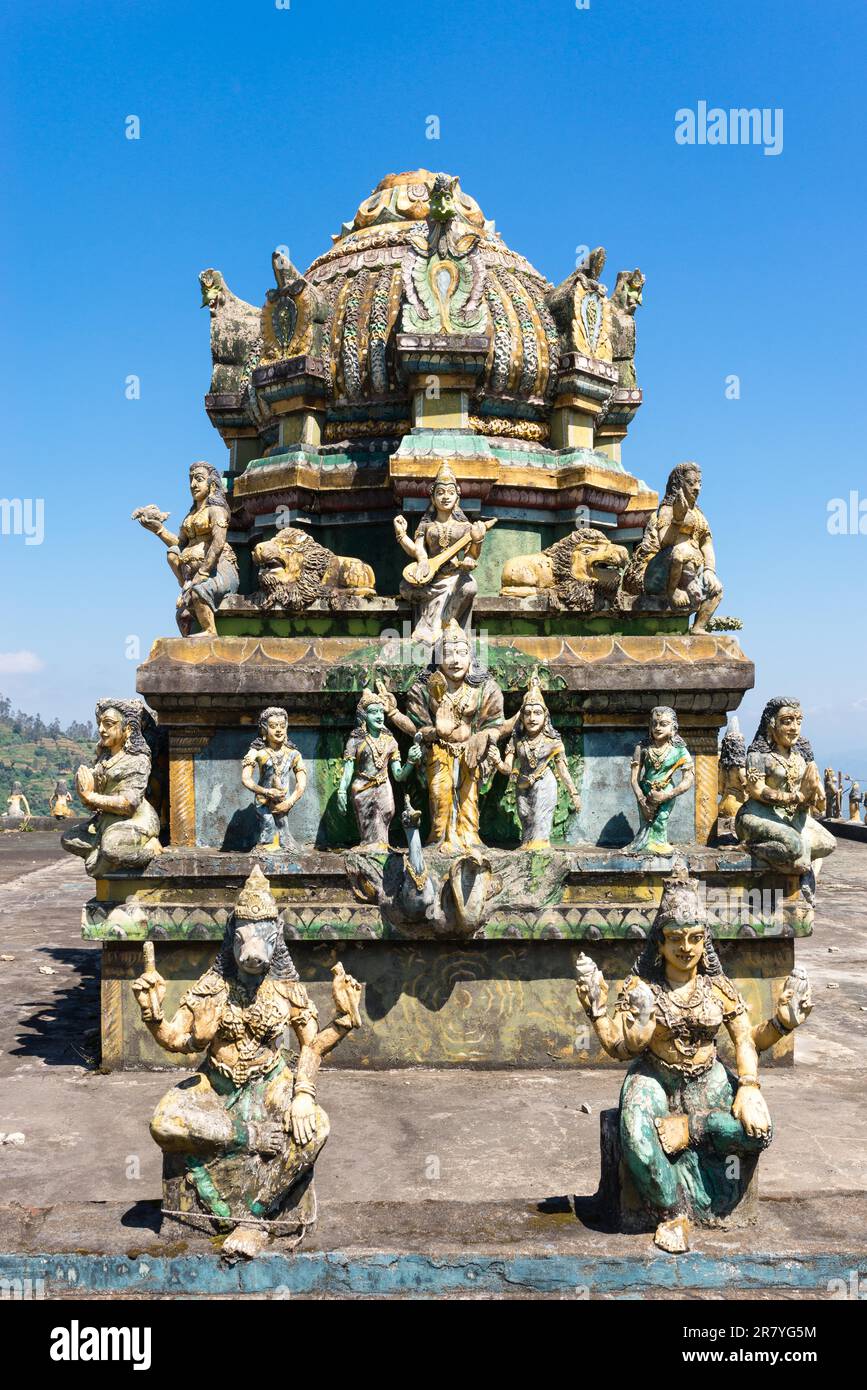 Temple hindou sur la route de Nuwara Eliya dans les hauts plateaux du Sri Lanka. L'hindouisme est l'une des principales religions du pays insulaire Banque D'Images