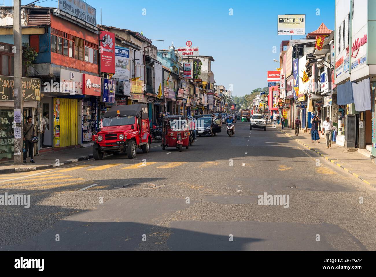 Rue principale et commerçante avec beaucoup de circulation, les habitants et les touristes dans la ville de Kandy dans la province centrale Banque D'Images