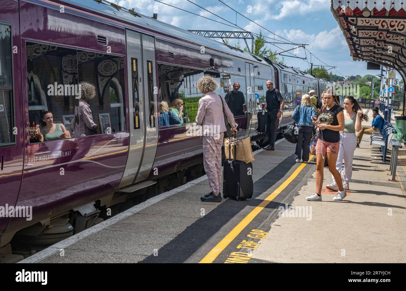 Gare, Grantham, Lincolnshire, Royaume-Uni – passagers attendant de monter à bord d'un train East Midlands Railway qui vient d'arriver sur une plate-forme Banque D'Images