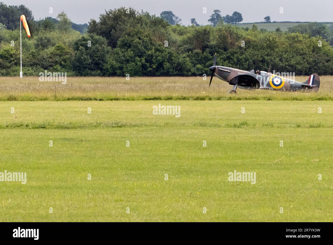 La Seconde Guerre mondiale Warbird Spitfire MK1 arrive à 2023 Bicester volant événement, mis en scène à Bicester Heritage UK Banque D'Images