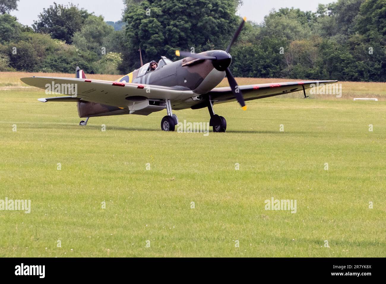 La Seconde Guerre mondiale Warbird Spitfire MK1 arrive à 2023 Bicester volant événement, mis en scène à Bicester Heritage UK Banque D'Images