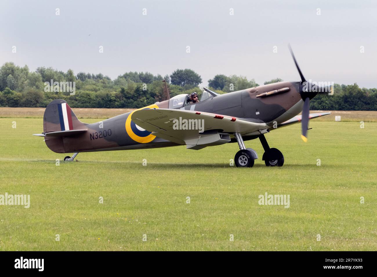 La Seconde Guerre mondiale Warbird Spitfire MK1 arrive à 2023 Bicester volant événement, mis en scène à Bicester Heritage UK Banque D'Images