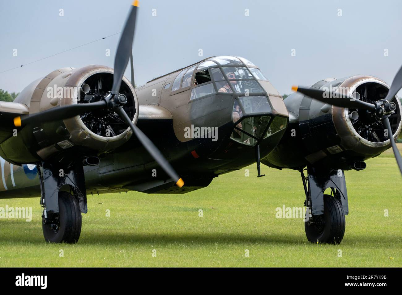Warbird de la Seconde Guerre mondiale un Bristol Blenheim arrive à l'événement de volant de Bicester 2023, mis en scène à Bicester Heritage UK Banque D'Images