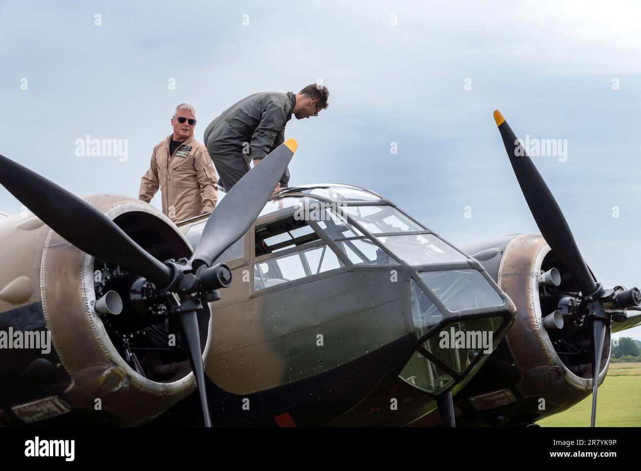 Warbird de la Seconde Guerre mondiale un Bristol Blenheim piloté par Jony Romain arrive à 2023 Bicester volant événement, mis en scène à Bicester Heritage UK Banque D'Images