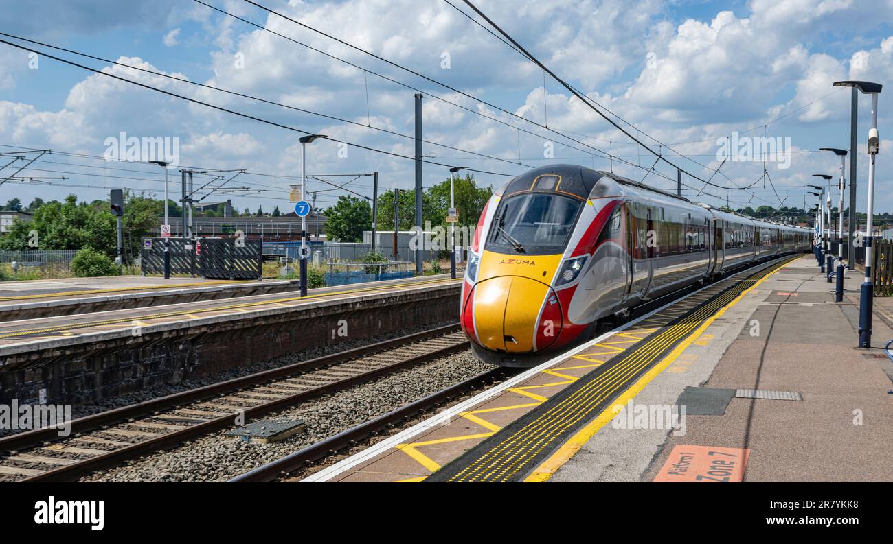 Gare, Grantham, Lincolnshire, Royaume-Uni – Un train Azuma London North Eastern Railway (LNER) arrivant à la gare par une chaude journée d'été Banque D'Images