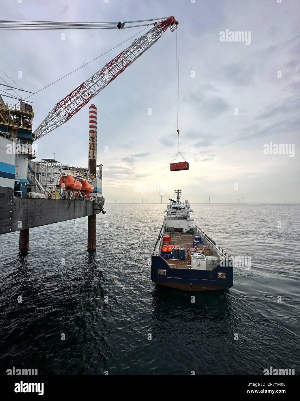 Navire de ravitaillement, fournissant des matériaux à une plate-forme offshore. Banque D'Images