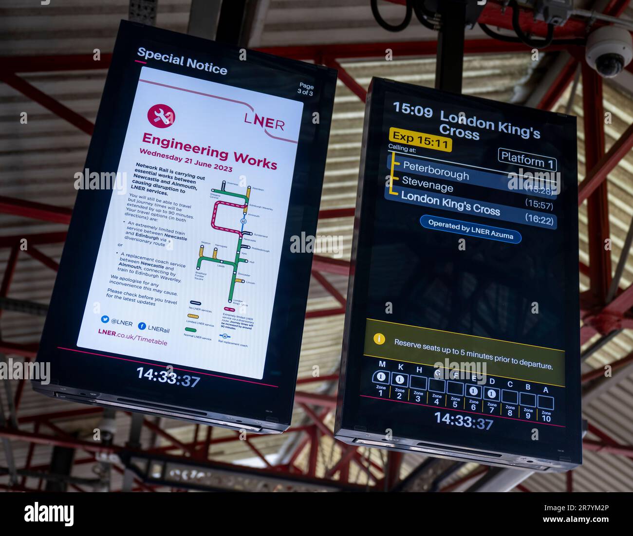Gare, Grantham, Lincolnshire, Royaume-Uni – écrans d'information sur les passagers montrant les départs vers London Kings et un autre montrant les travaux d'ingénierie planifiés Banque D'Images