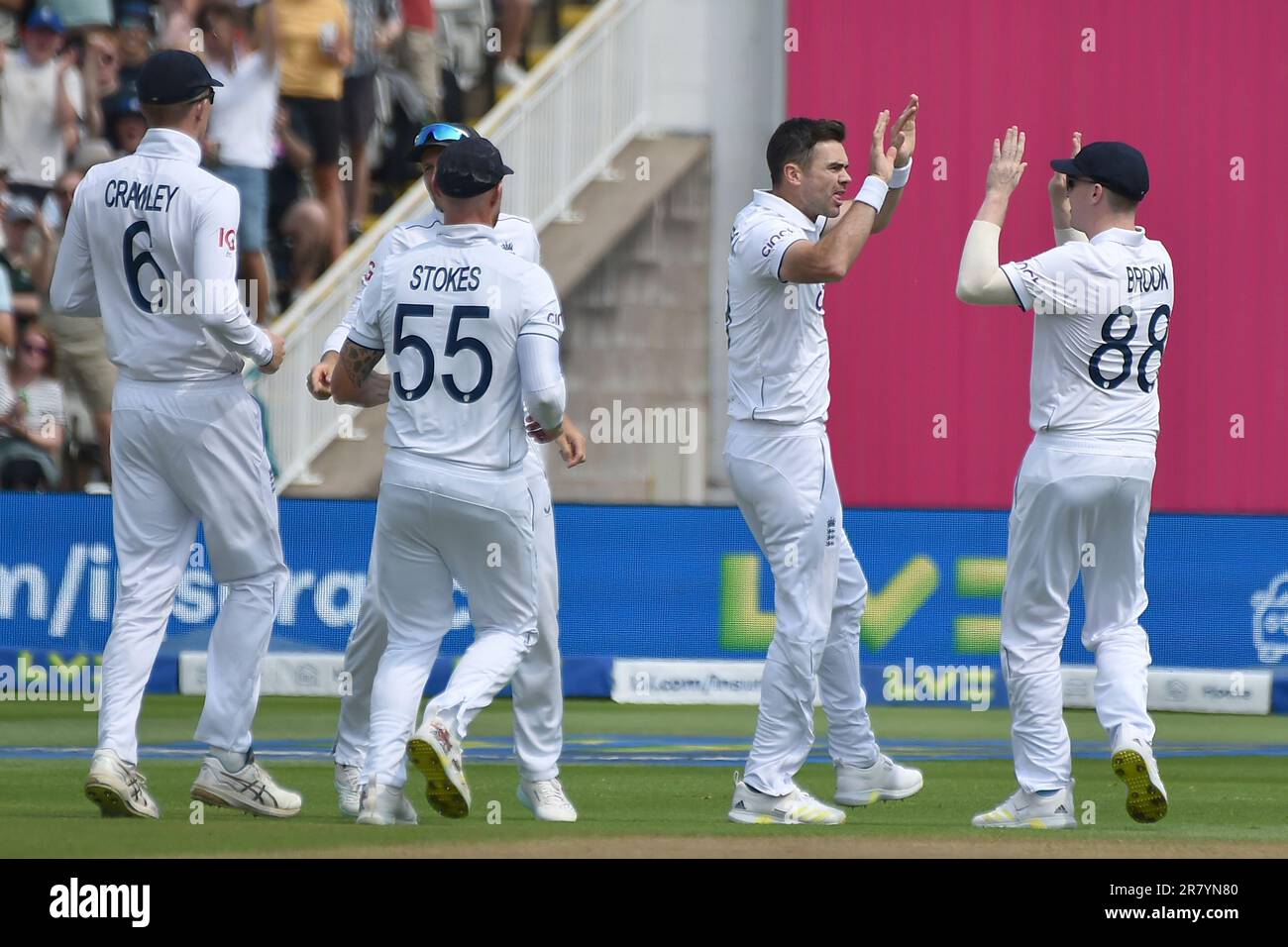 England's James Anderson, second left celebrates with teammates after taking the wicket of Australia's Alex Carey clean bowled during day three of the first Ashes Test cricket match between England and Australia at Edgbaston, Birmingham, England, Sunday, June 18, 2023. (AP Photo/Rui Vieira) Banque D'Images