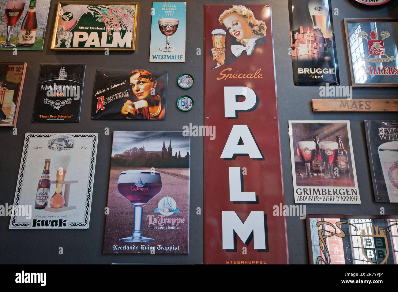 De vieilles affiches publicitaires sont exposées au musée de la bière de Bruges, Bruges, Flandre, Belgique Banque D'Images