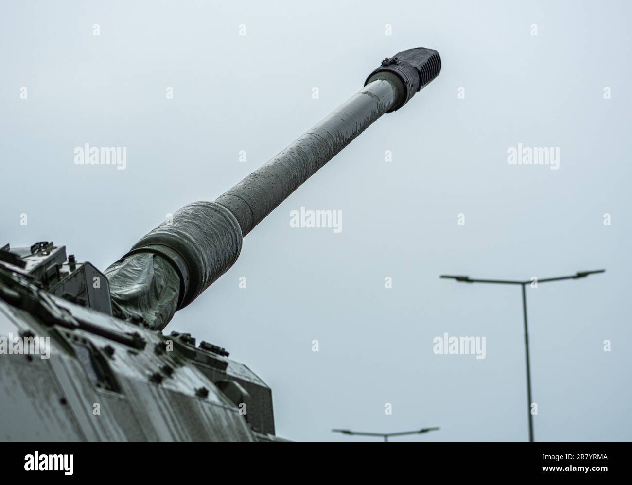 Obusier blindé de char Panzerhaubitze 2000 ou PzH 2000 avec le canon ou le canon prêt à tirer dirigé vers le ciel sous la pluie pendant l'attac ukrainien Banque D'Images