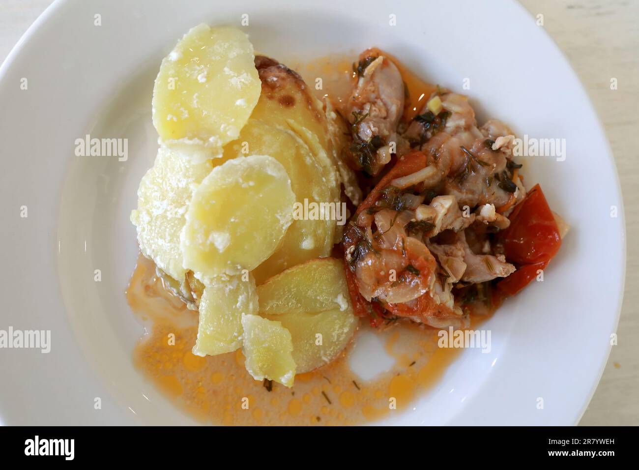 Pomme de terre cuite avec poulet cuit sur l'assiette Banque D'Images