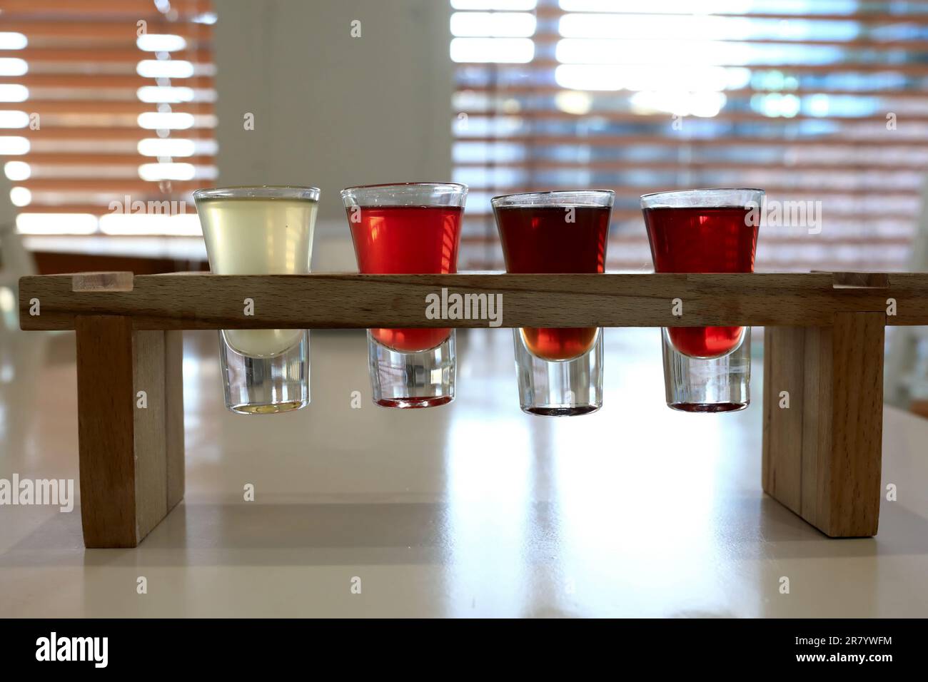 Différentes teintures en verres sur un stand en bois au restaurant Banque D'Images