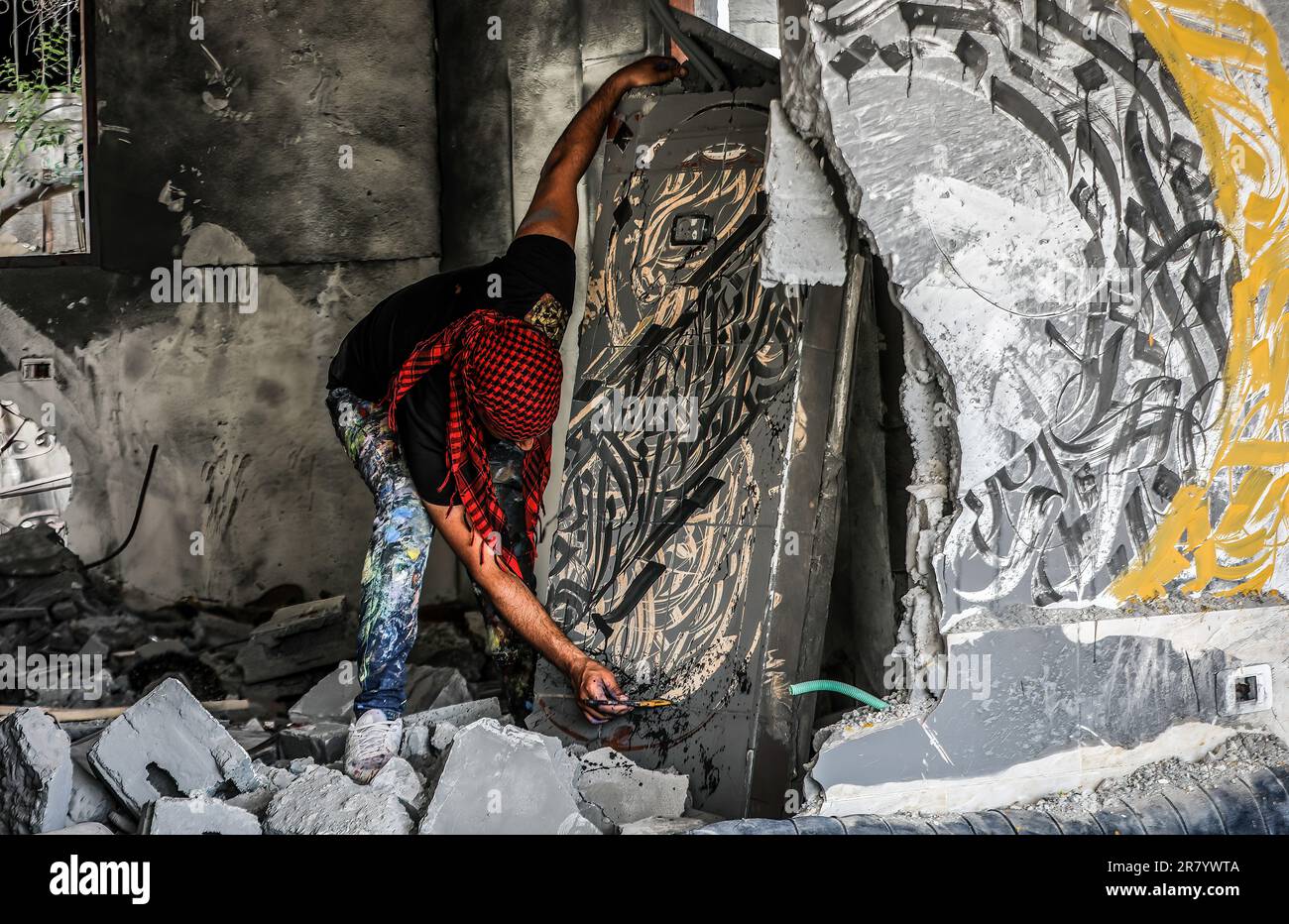 Gaza, Palestine. 16th juin 2023. Artiste palestinien, Ayman Alhosary finalise des dessins calligraphiques arabes sur les vestiges d'une maison détruite par des frappes aériennes israéliennes à Beit Lahia, dans la bande de Gaza, au nord. (Photo par Nidal Alwaheidi/SOPA Images/Sipa USA) crédit: SIPA USA/Alay Live News Banque D'Images