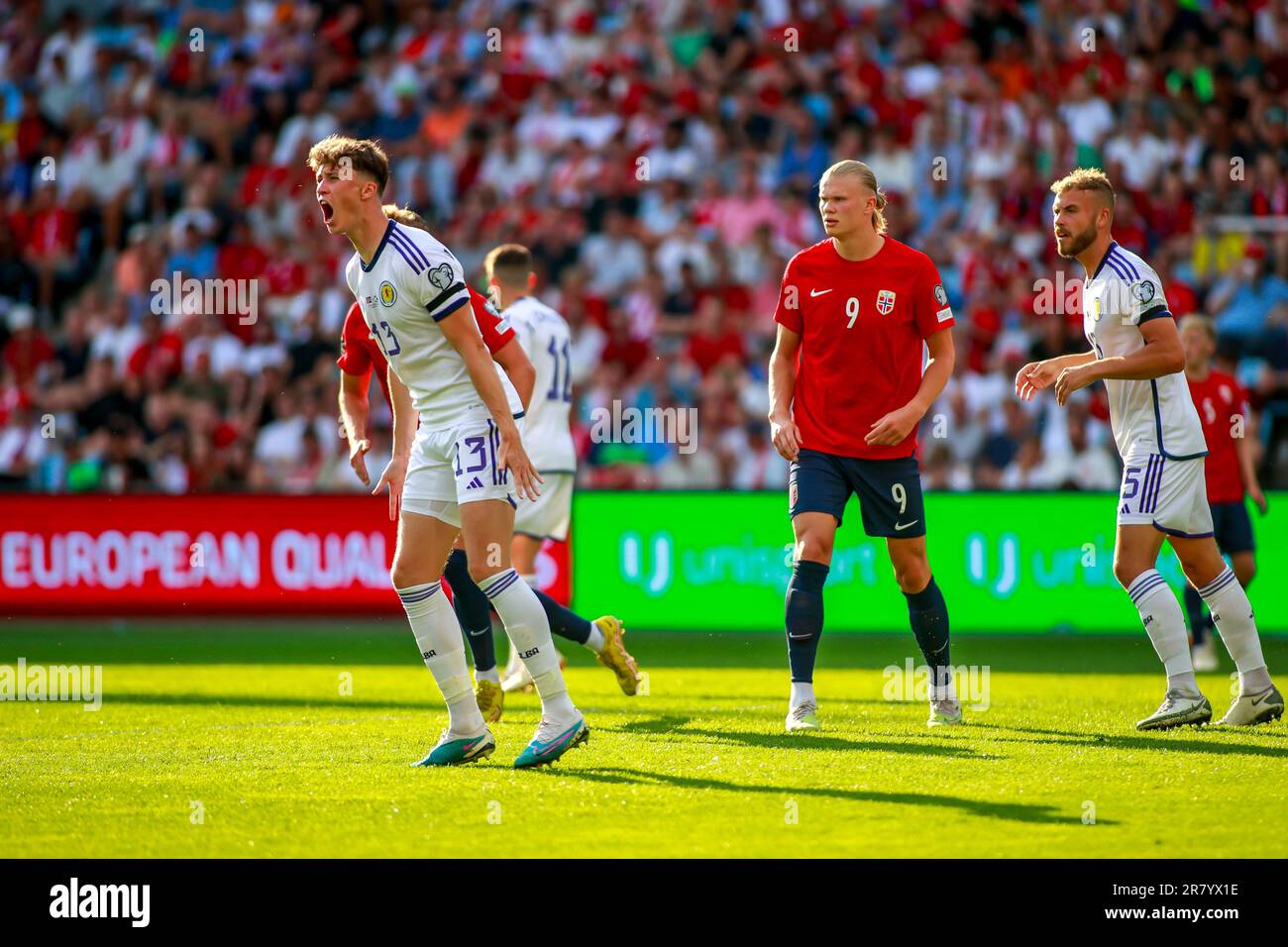 Oslo, Norvège, 17th juin 2023. Jack Hendry, en Écosse, a crié des instructions avec Erling Braut Haaland, en Norvège, sous la surveillance de John Souttar, en Écosse, dans le cadre du qualificatif Euro 2024 de l'UEFA entre la Norvège et l'Écosse au stade Ullevål d'Oslo Credit: Frode Arnesen/Alay Live News Banque D'Images