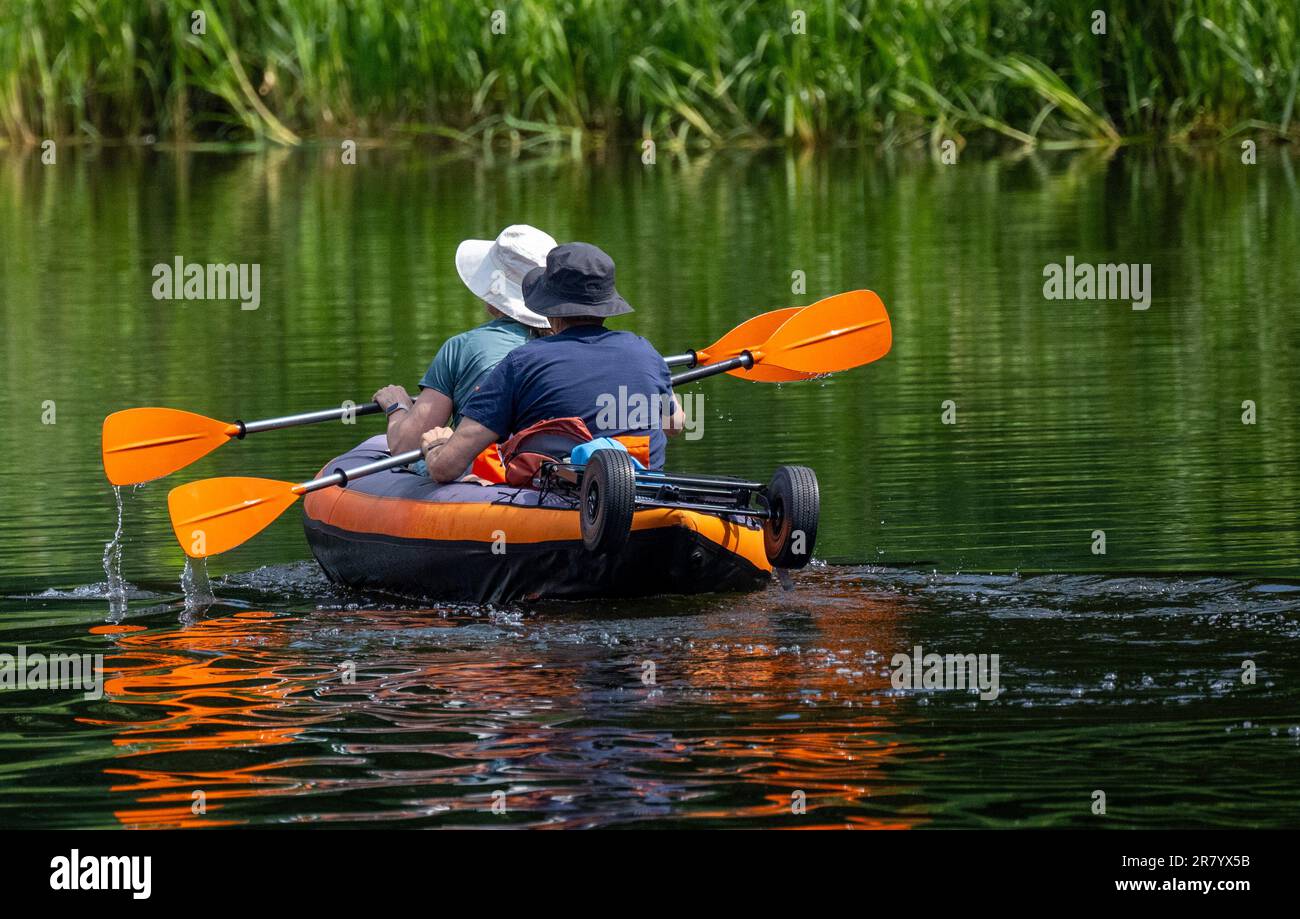 Oranienburg, Allemagne. 18th juin 2023. Deux excursions en kayak gonflable traversent le Lehnitzsee par temps ensoleillé. Credit: Monika Skolimowska/dpa/Alay Live News Banque D'Images