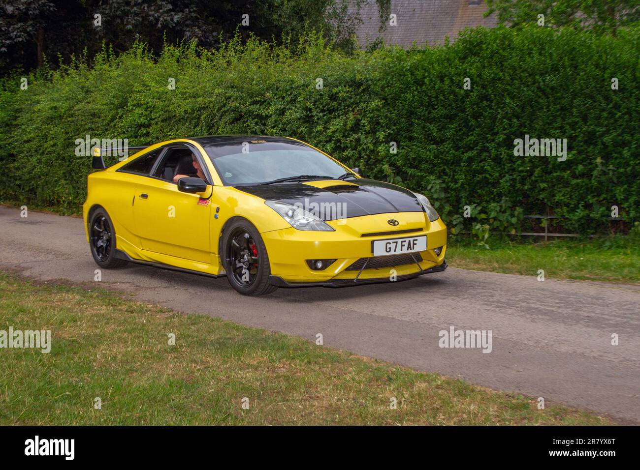 2003 Black Yellow Toyota Celica T Sport Vvtli ; une gamme de passionnés de véhicules rares, excitants et insolites et des participants au Worden Park Motor Village Showcase, Leyland Festival, Royaume-Uni Banque D'Images