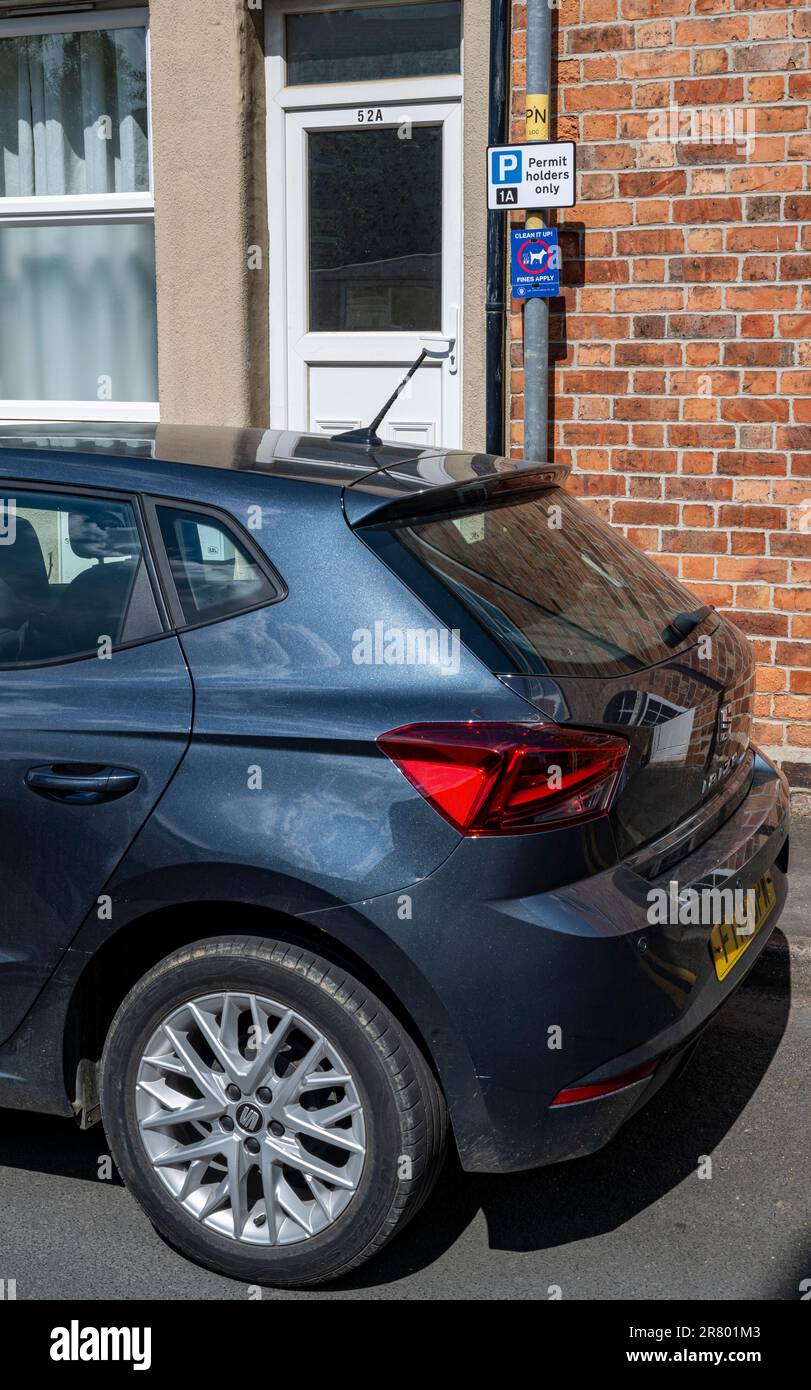 L'affiche indiquant que le stationnement est limité - seuls les résidents peuvent se garer dans les rues d'une ville avec des détenteurs de permis uniquement dans la zone Banque D'Images