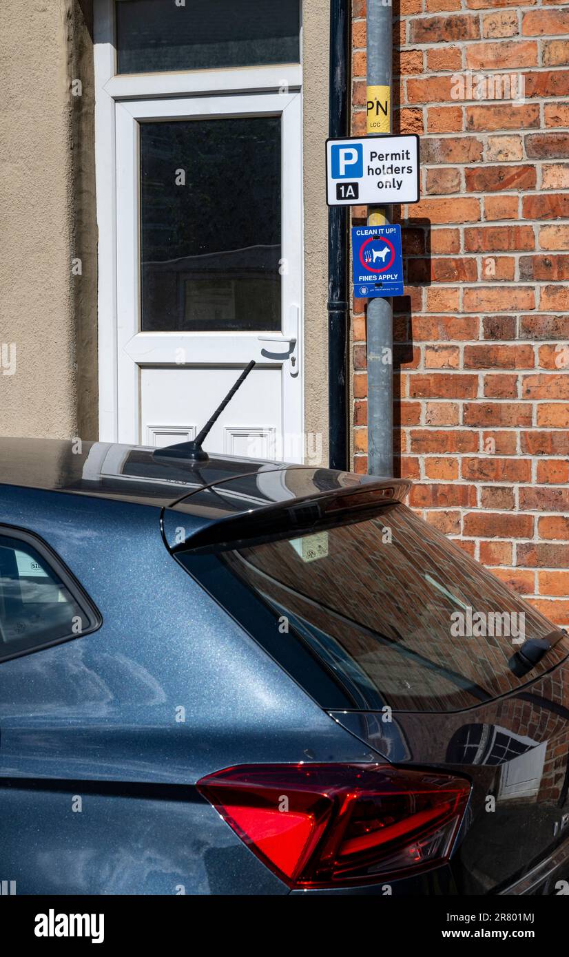 L'affiche indiquant que le stationnement est limité - seuls les résidents peuvent se garer dans les rues d'une ville avec des détenteurs de permis uniquement dans la zone Banque D'Images