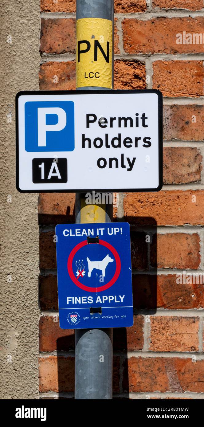 L'affiche indiquant que le stationnement est limité - seuls les résidents peuvent se garer dans les rues d'une ville avec des détenteurs de permis uniquement dans la zone Banque D'Images