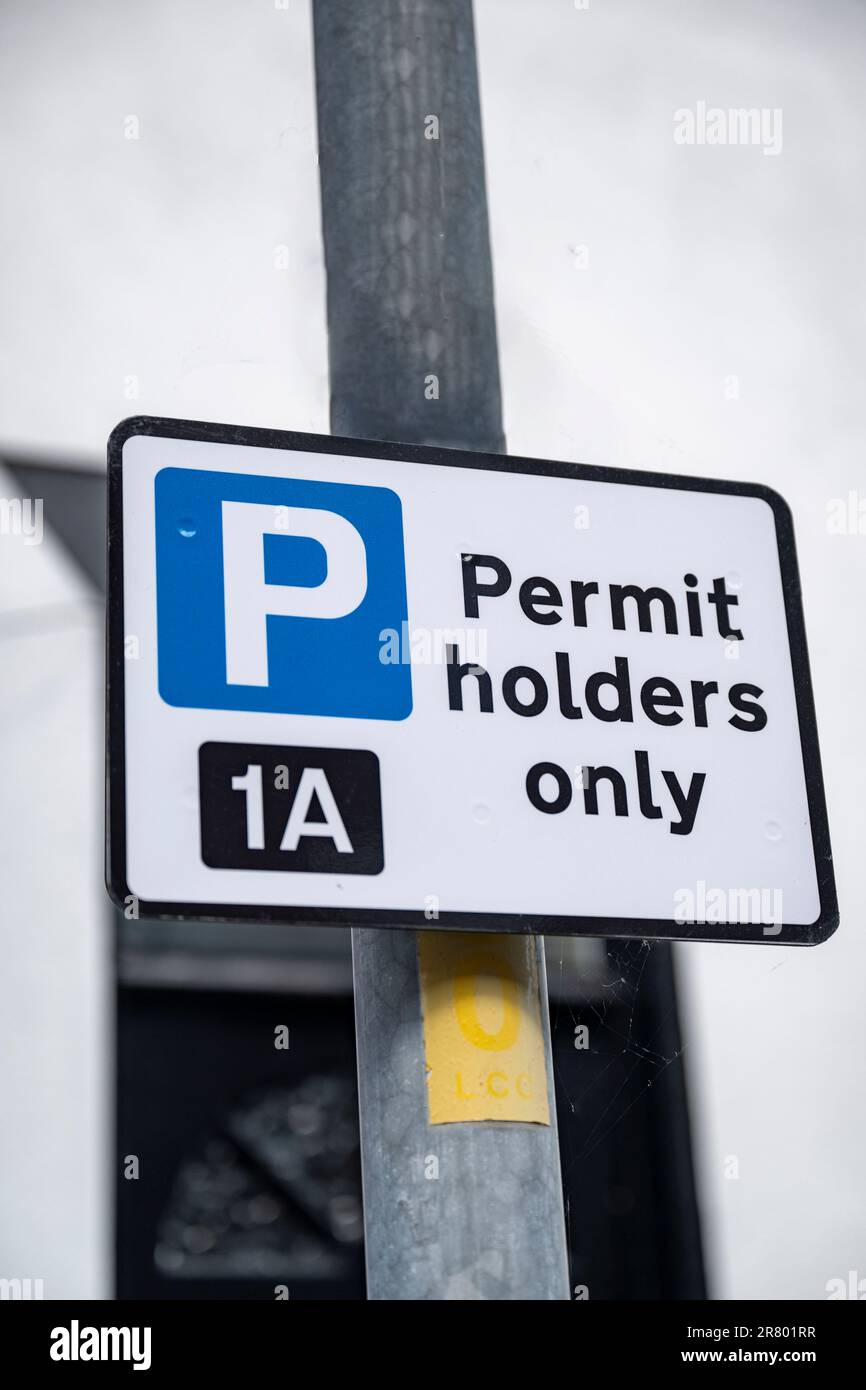 L'affiche indiquant que le stationnement est limité - seuls les résidents peuvent se garer dans les rues d'une ville avec des détenteurs de permis uniquement dans la zone Banque D'Images