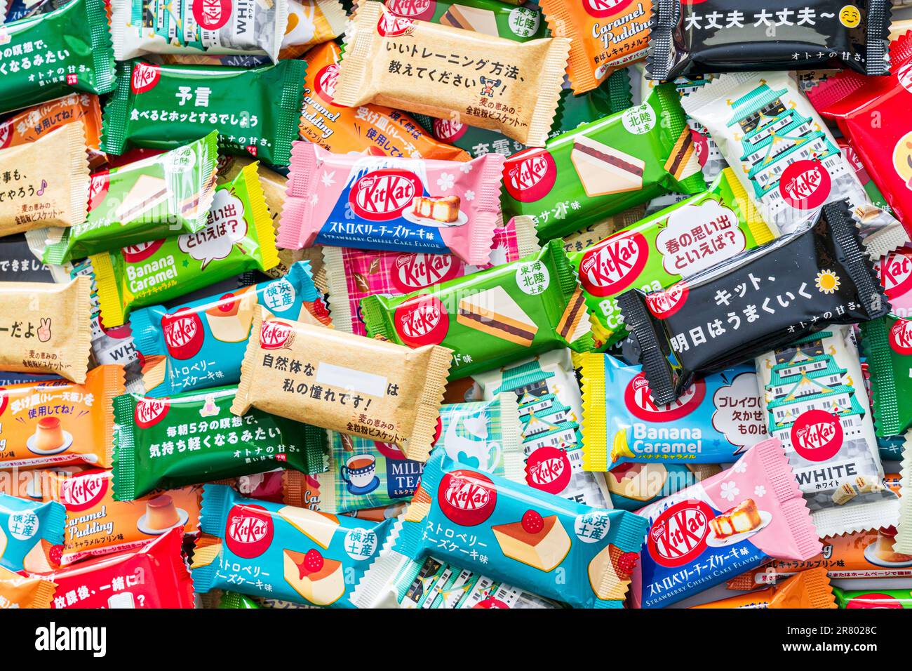 Assortiment de kitkats de minibar japonais aux saveurs variées. Diverses saveurs, dont le caramel aux haricots rouges, le caramel à la banane, le gâteau au fromage aux fraises et autres. Banque D'Images