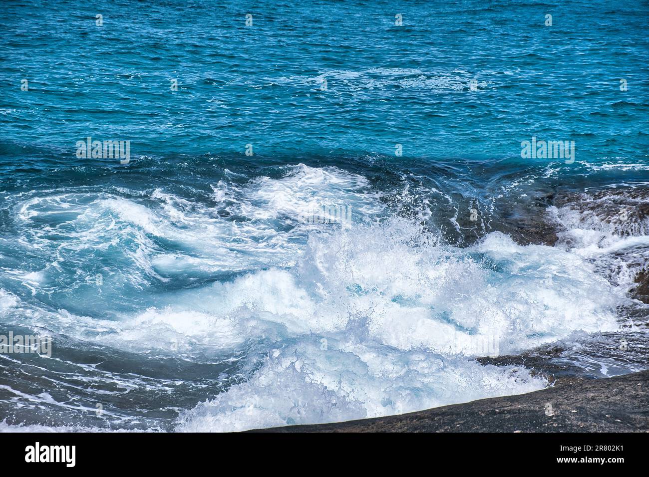 De puissantes vagues se brisent sur une côte rocheuse près d'Esperance, en Australie occidentale Banque D'Images