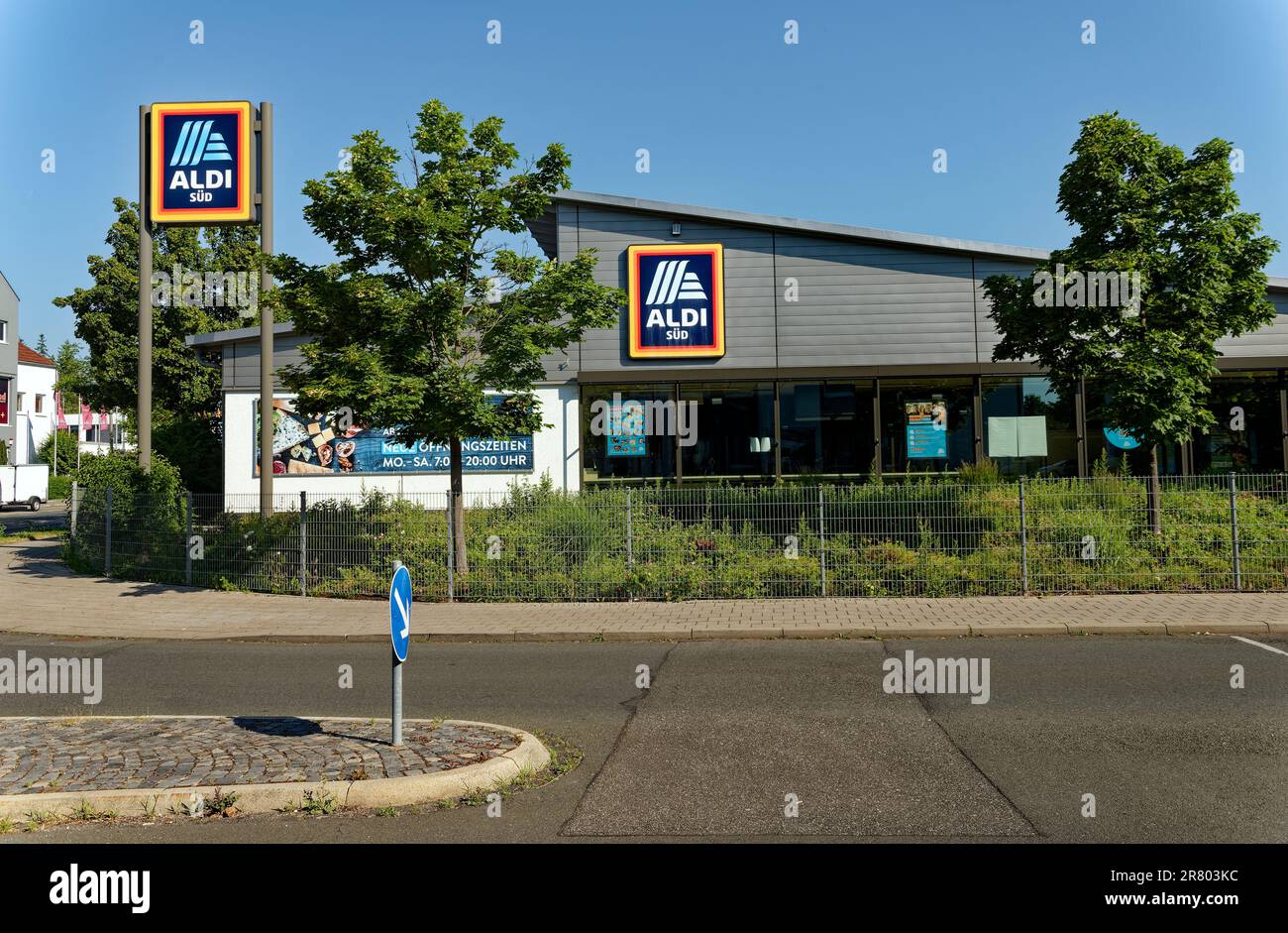 Photo symbolique du commerce de détail, logo de la société du discounter Aldi sur un pylône sur la façade Banque D'Images