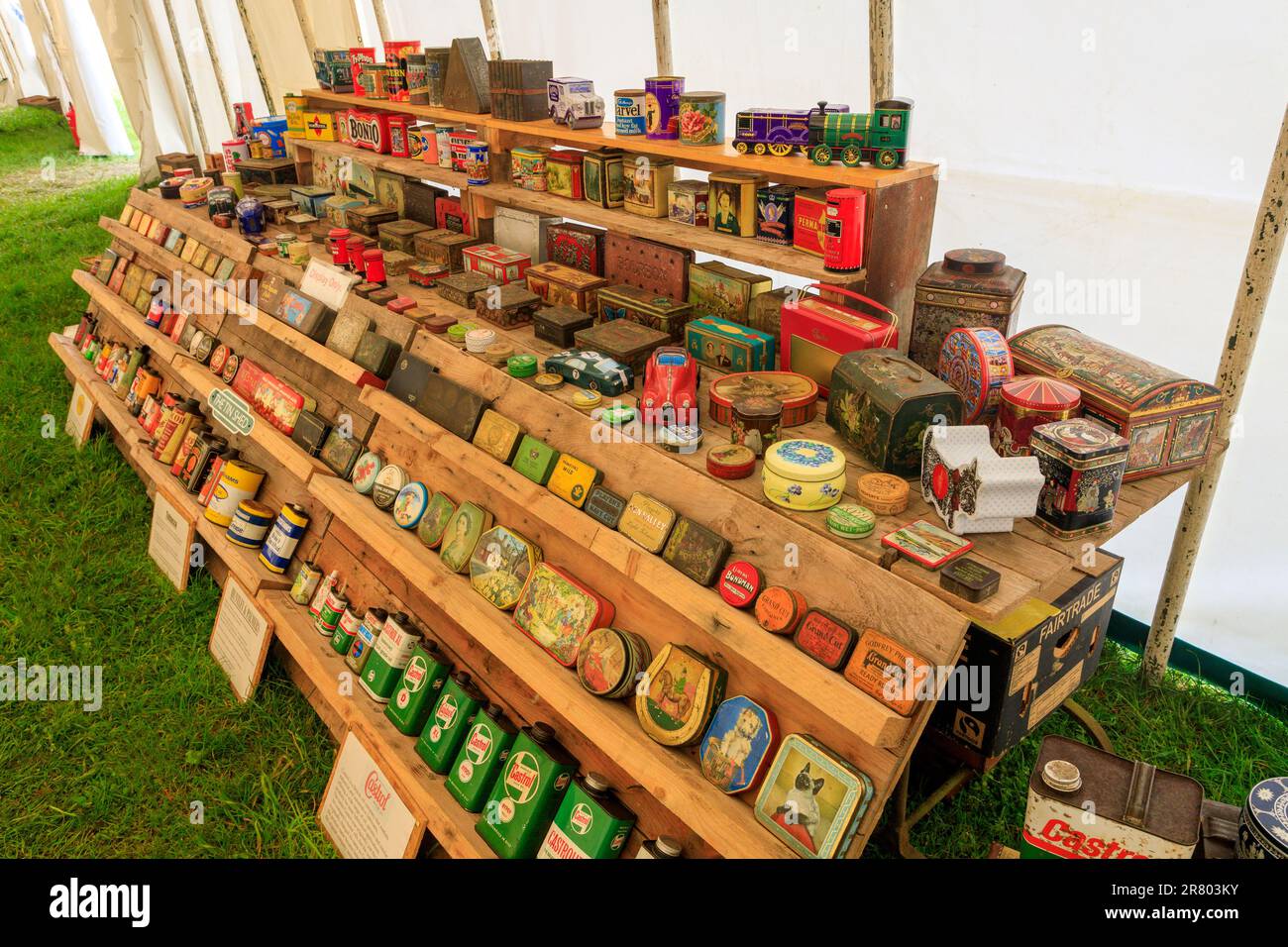 Une collection de boîtes métalliques qui contenaient des produits de différentes époques au rassemblement de vapeur d'Abbey Hill, Yeovil, Somerset, Angleterre, Royaume-Uni Banque D'Images