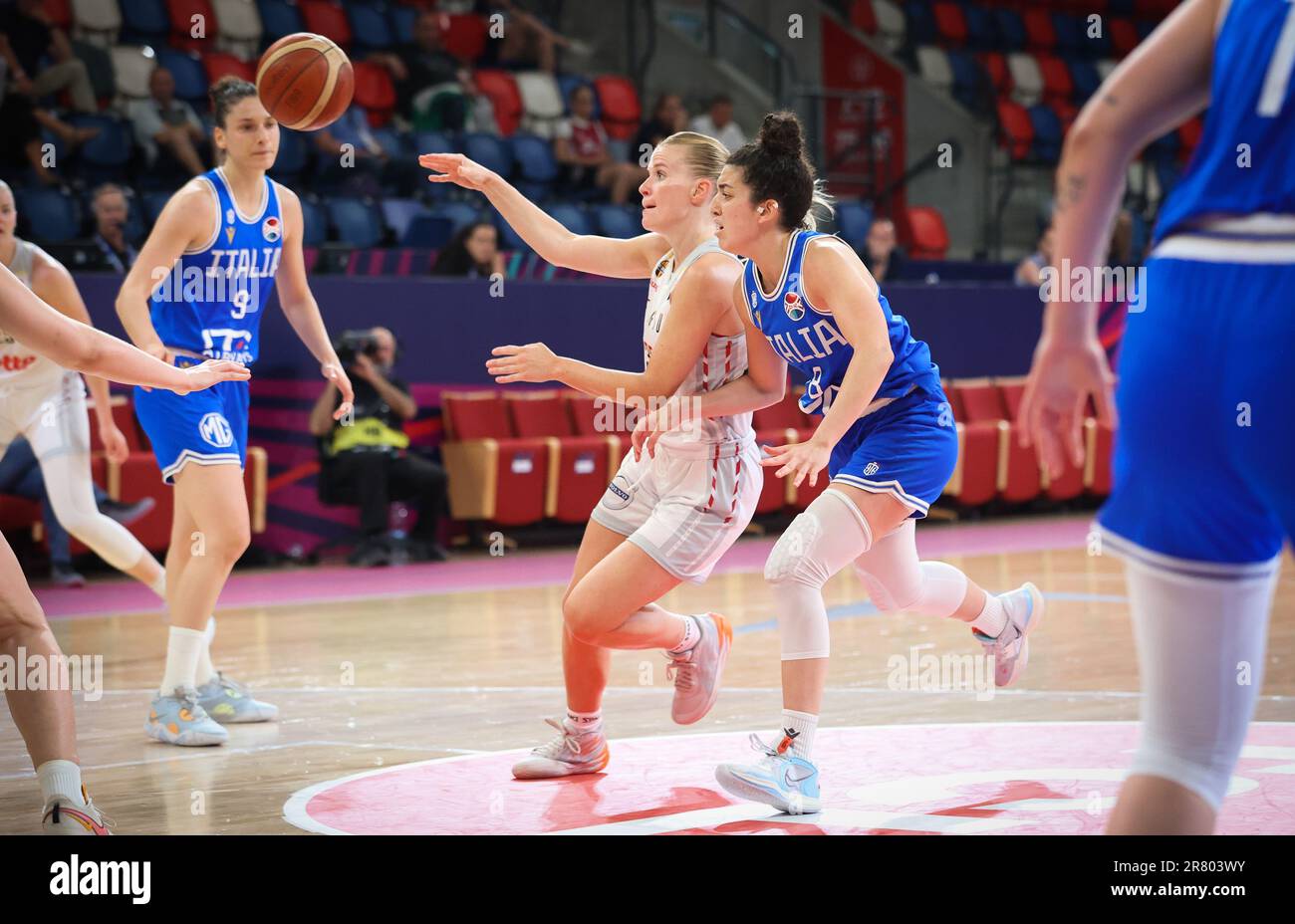 Tel Aviv, Israël. 18th juin 2023. Julie Vanloo, de Belgique, lutte pour le ballon lors d'un match de basket-ball entre l'équipe nationale belge de paniers féminins « les chats belges » et l'Italie à tel Aviv, Israël, le dimanche 18 juin 2023, Troisième partie de la phase de groupe des Championnats d'Europe FIBA Women Eurobasket 2023 en Israël et en Slovénie. BELGA PHOTO VIRGINIE LEFOUR crédit: Belga News Agency/Alay Live News Banque D'Images