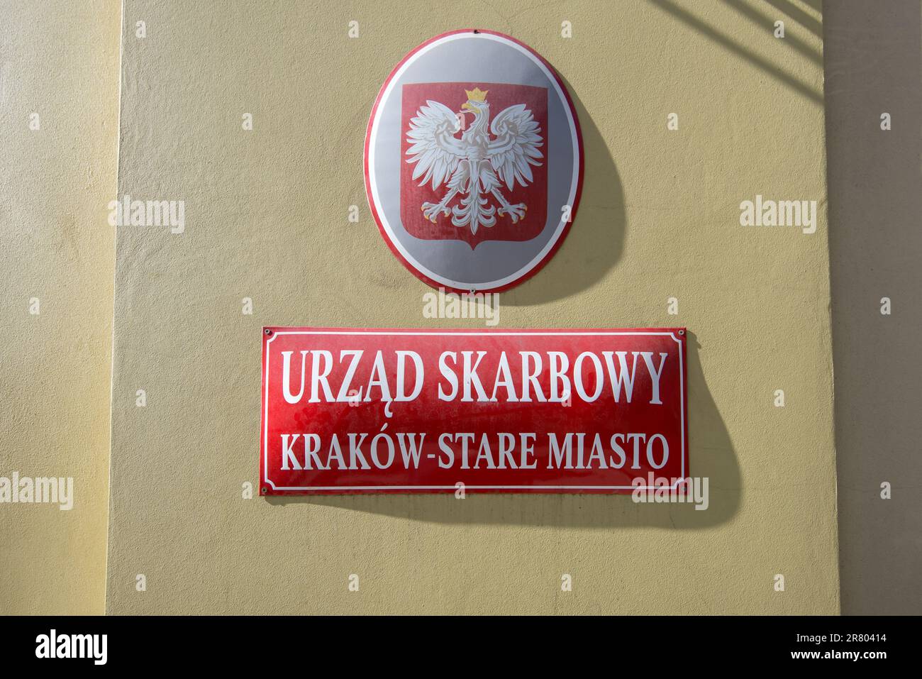 Cracovie, Pologne - 11 mars 2022: Plaque de bureau fiscal Urzad Skarbowy Krakow Stare Miasto et plaque de bras d'aigle polonais. Le bureau des recettes est situé Banque D'Images