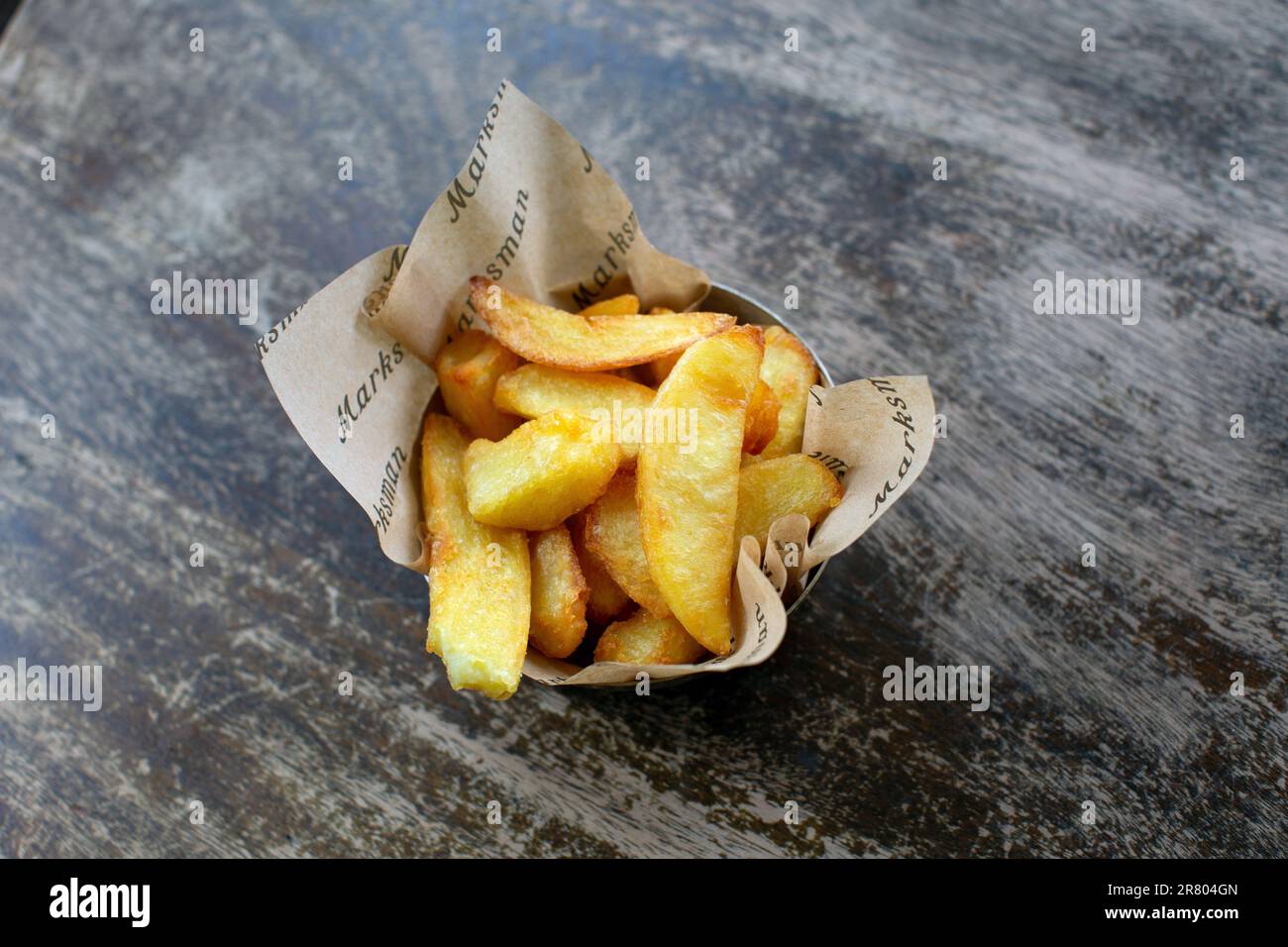 Croustilles de pommes de terre sur la table en bois Banque D'Images