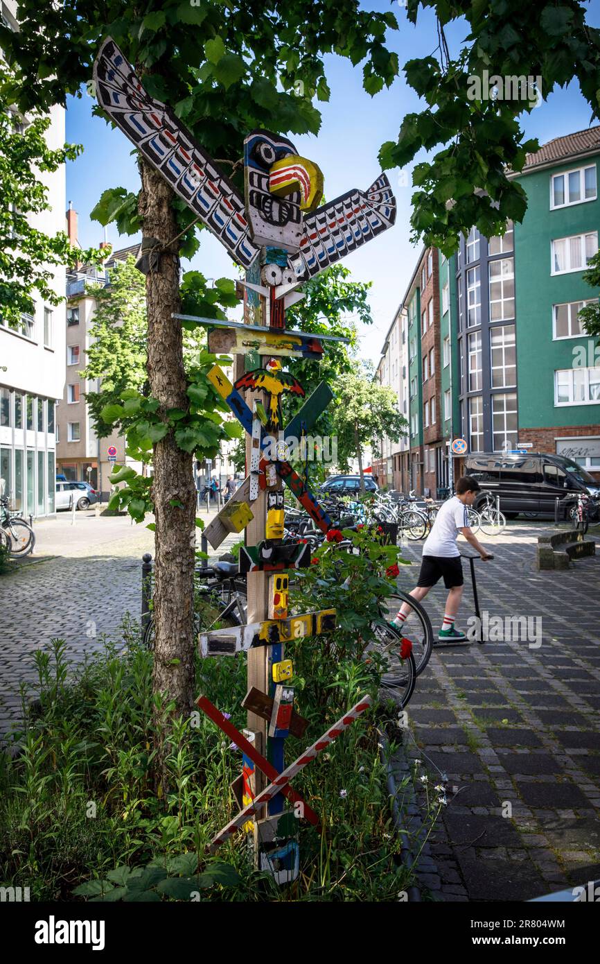 Pieu devant la maternelle Flora e.V. sur la rue Lupus dans le quartier d'Agnes, Cologne, Allemagne. Marterpfahl vor dem Kindergarten Flora e.V. in der L. Banque D'Images