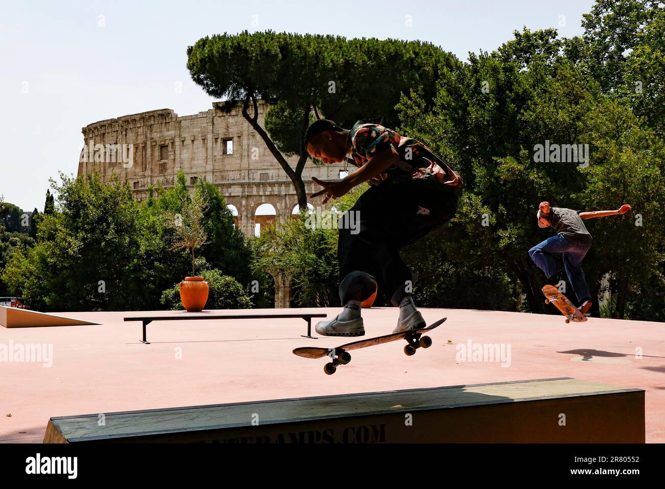 18 juin 2023, ROME, ITALIE : patineurs dans un parc de skate devant le  Colisée lors des Championnats du monde de skateboard de rue au Parc Colle  Oppio à Rome, 18 juin