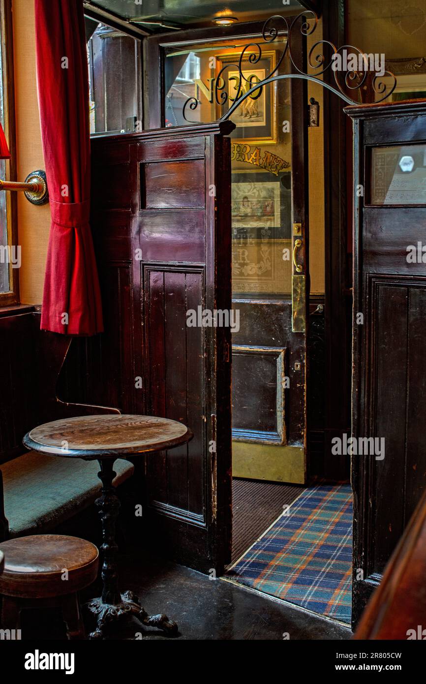 Vue intérieure du pub traditionnel Guinée Grill à Mayfair, Londres, Royaume-Uni Banque D'Images