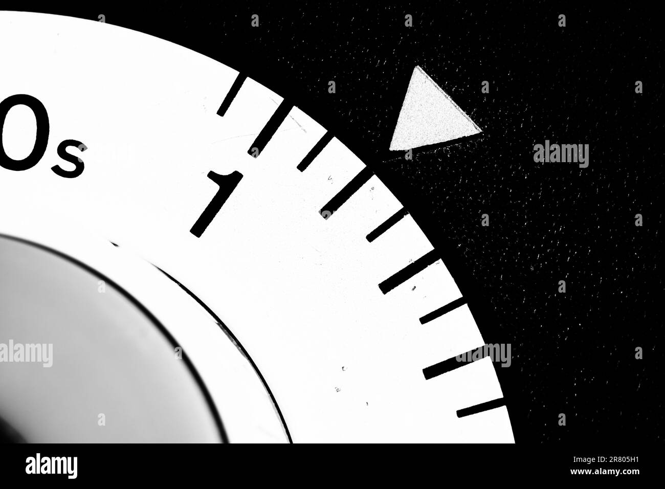 gros plan monochrome d'une minuterie de laboratoire analogique réglée sur deux Banque D'Images