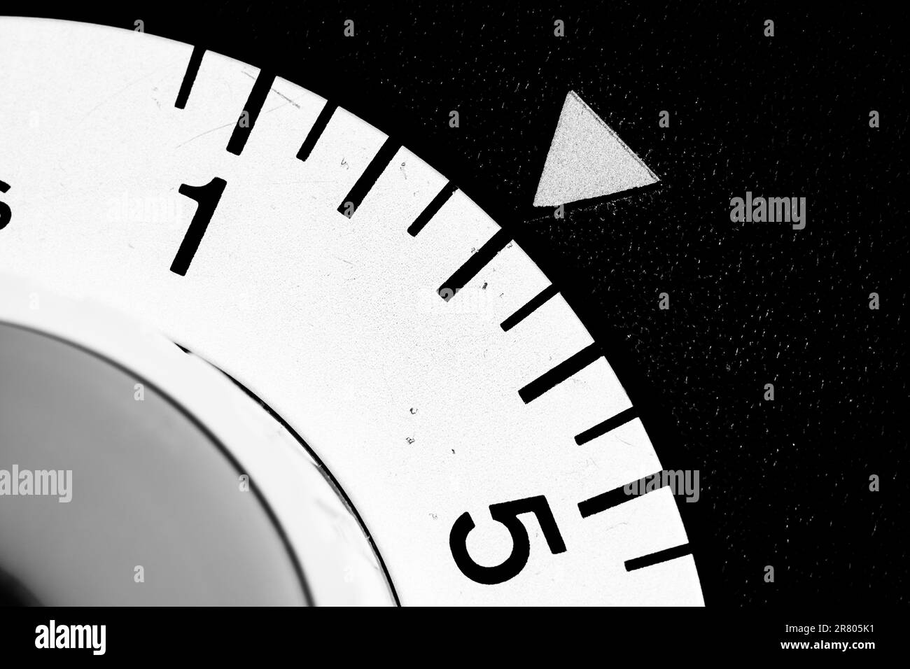 gros plan monochrome d'une minuterie de laboratoire analogique réglée sur trois Banque D'Images