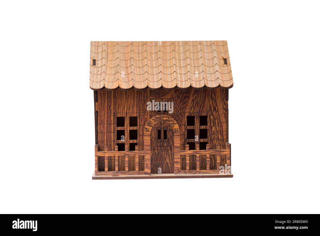 maison miniature en bois isolée sur fond blanc pour les concepts immobiliers et de construction. Banque D'Images